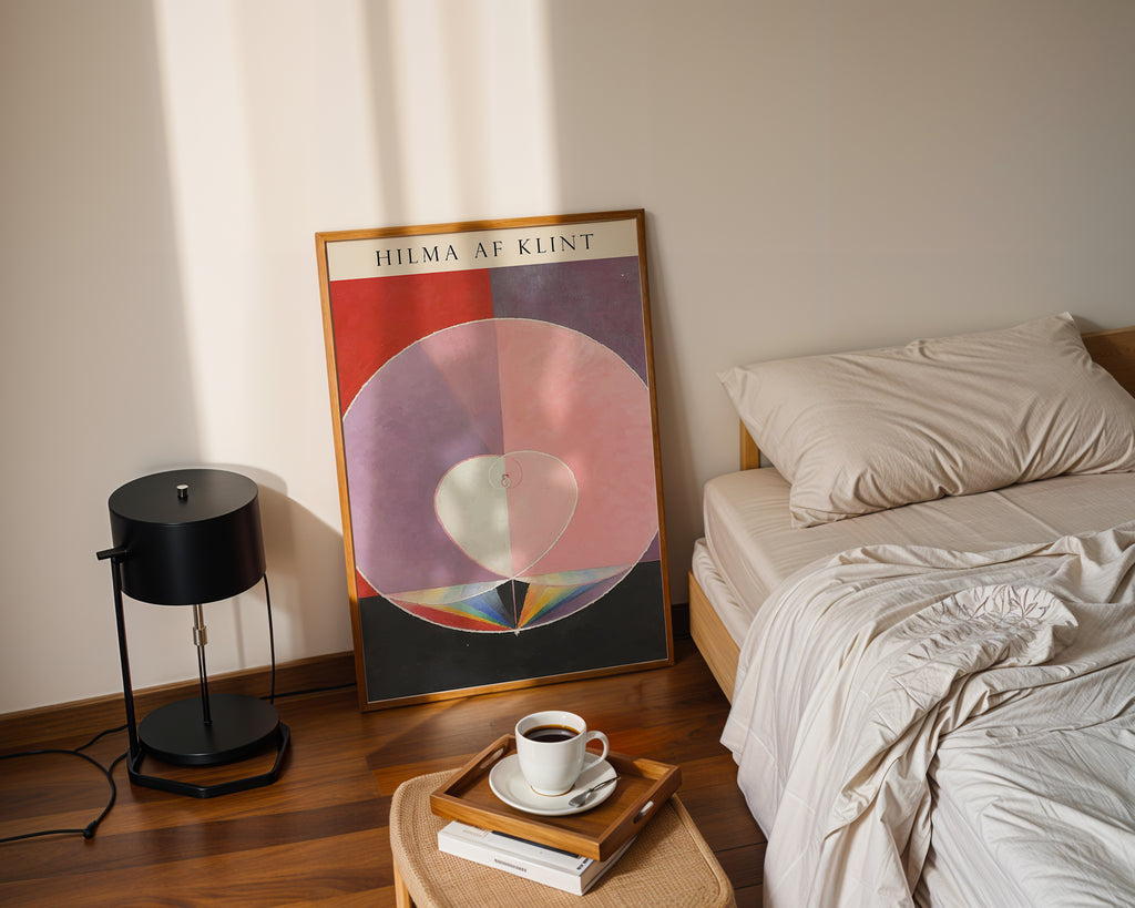 Hilma af Klint The Heart of poster visualiserad på vägg – från Bozetto i hög kvalitet