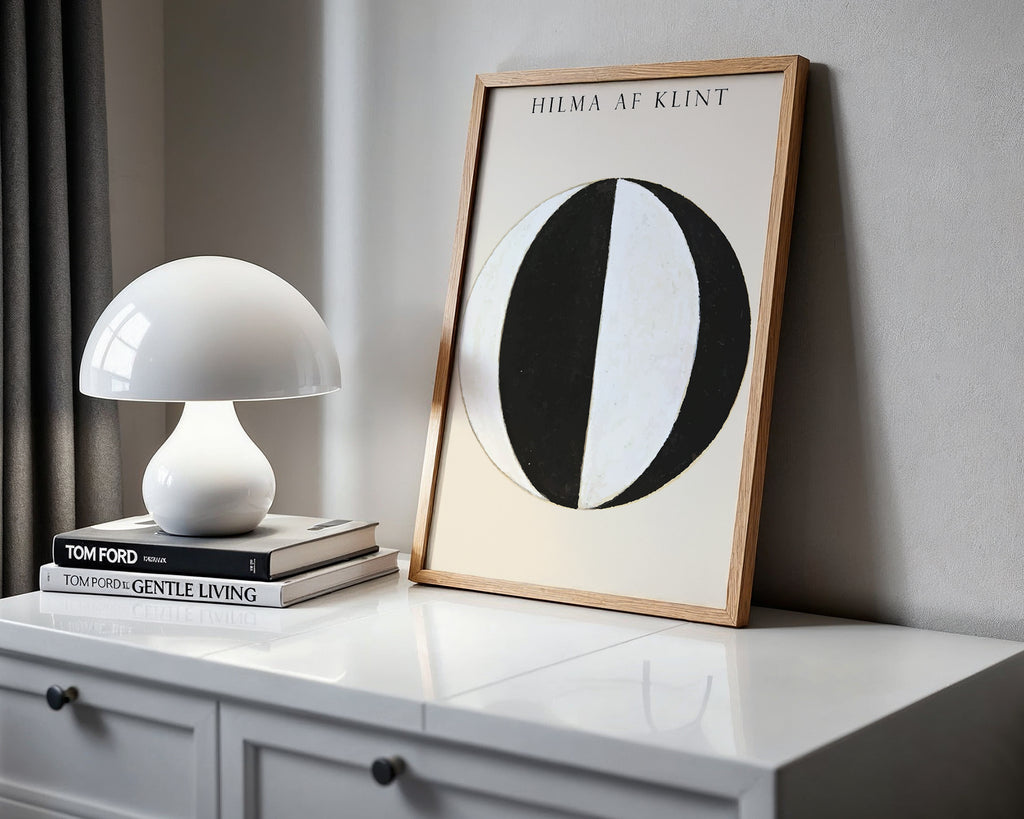 Mockup av Hilma af Klint Dual Forces affisch på vägg – köp enkelt hos Bozetto i hög kvalitet