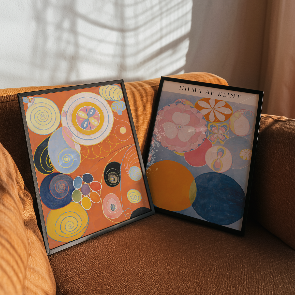 Bundle 2-pack Hilma Af Klint Spiritual Abstraction visualiserad i interiör – postercollection hos Bozetto