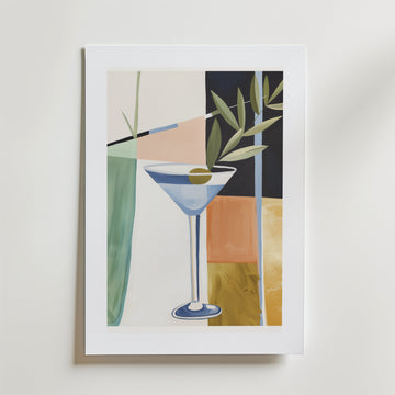 Martini Elegance Poster by Bozetto är ett inramat konstverk med ett martiniglas, oliv, geometriska färgblock och gröna blad som överlappar glaset, tryckt på premiumpapper.