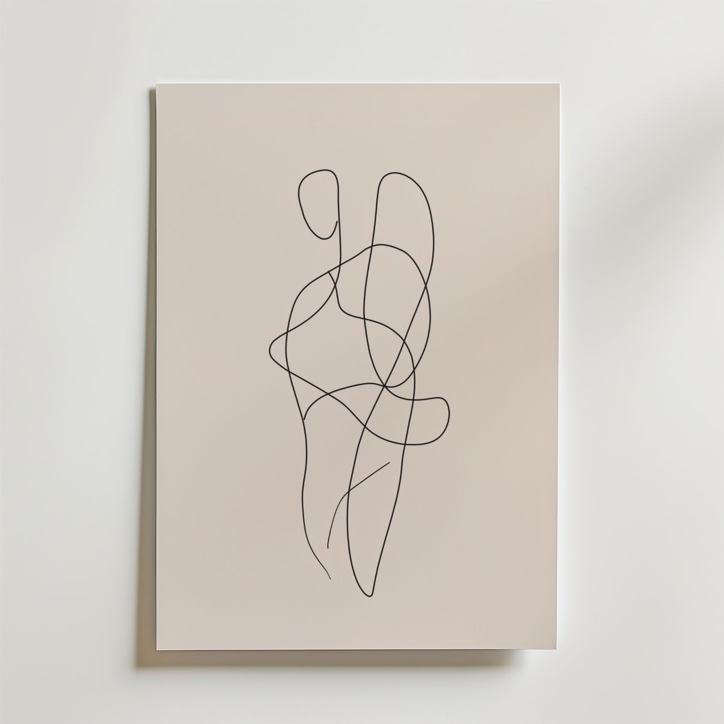 Bozetto Entwined Bodies Line Art Poster har en enda kontinuerlig svart linje som bildar abstrakta, slingrande former på en ljusbeige bakgrund. Affischen är tryckt på FSC-certifierat premiumpapper och visas på en enkel rektangulär canvas.