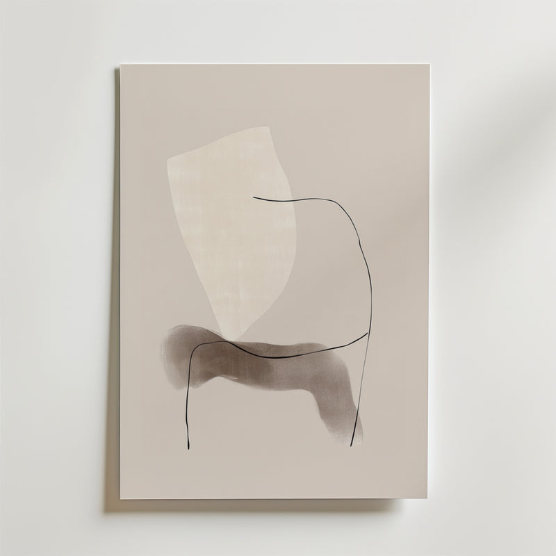 Neutral Flow Poster från Bozetto har minimalistisk abstrakt konst på premiumpapper med en beige bakgrund, ljus form, genomskinligt grå penseldrag och tunna svarta kurvor - perfekt för modern inredning med matt yta.