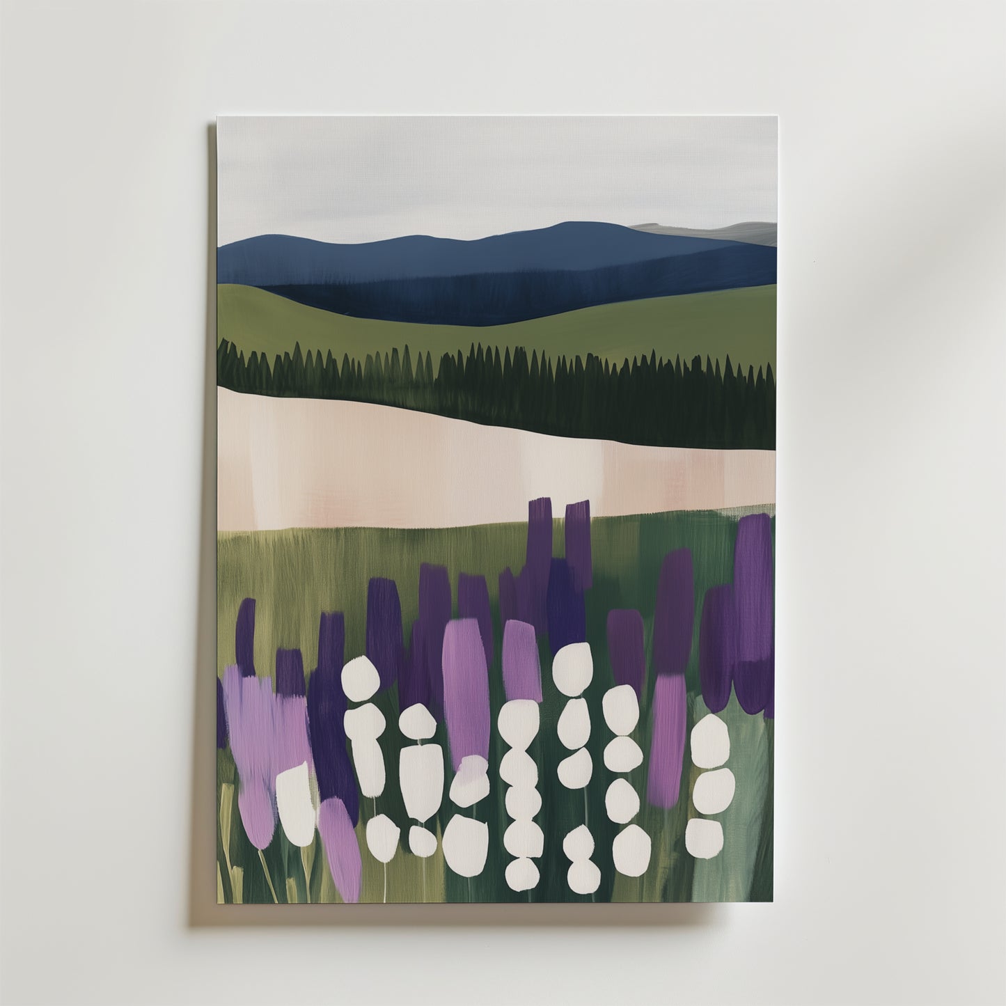 Bozetto Flowers in Field No.2 Poster föreställer böljande kullar, en mörkgrön skog och avlägsna berg med stiliserade lila och vita blommor i förgrunden, tryckt på FSC-certifierat premiumpapper.