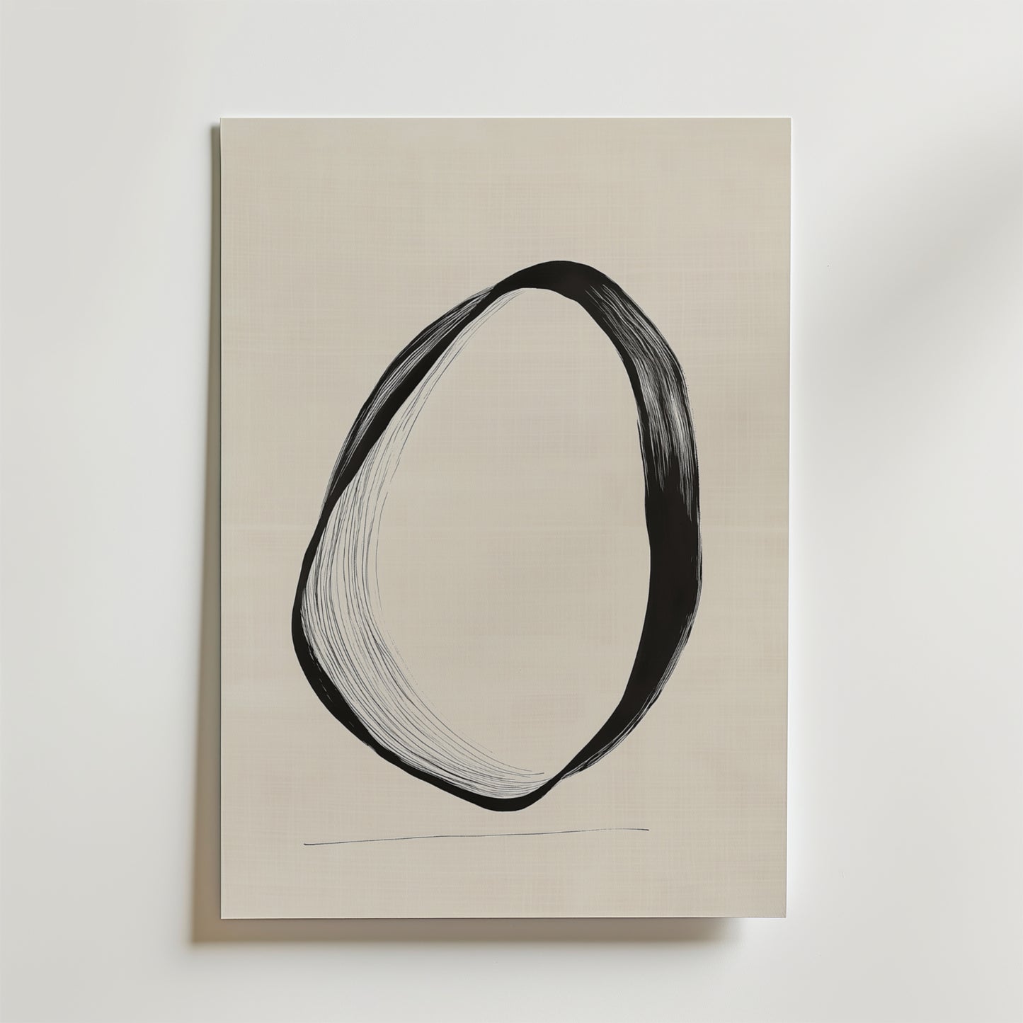 Bozetto Elegant Spiral Poster har minimalistisk abstrakt konst med en stor svart oval och fina vita linjer på ljus beige, som svävar ovanför en horisontell linje nära botten, tryckt på premiumpapper.