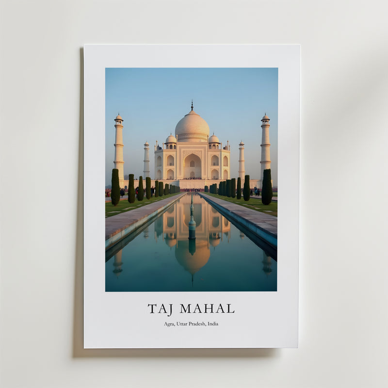 Bozetto Taj Mahal Poster visar det ikoniska mausoleet i vit marmor och dess reflektion, elegant märkt med "Taj Mahal" och dess plats, och tryckt på FSC-certifierat premiumpapper för en minimalistisk look.
