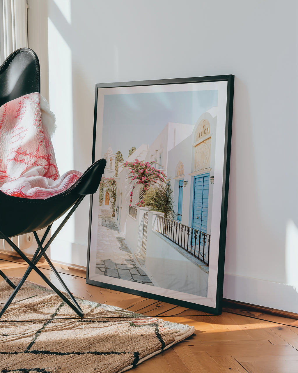 Mediterranean Bloom Alley poster visualiserad på vägg – från Bozetto i hög kvalitet