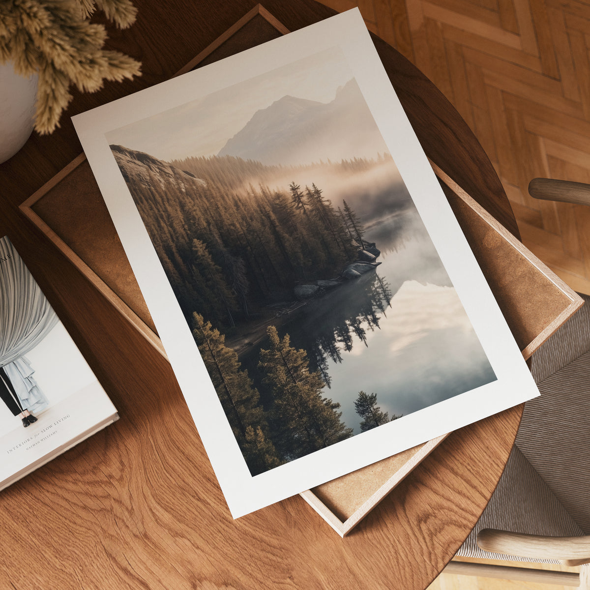 Between the Misty Peaks – affisch med stilfullt motiv från Bozetto i hög kvalitet