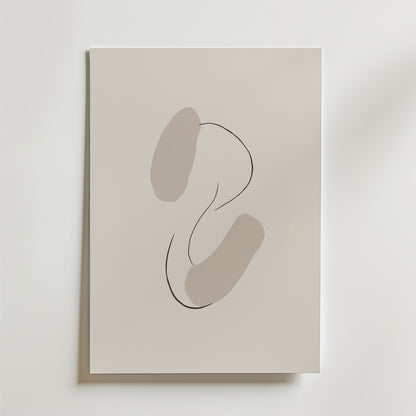 Gentle Curves Poster by Bozetto visar två beige ovaler och en böjd svart linje på vitt, monterad på en vit vägg. Postern är tryckt på premiumpapper med en lyxig matt finish och ger en modern touch till alla rum.
