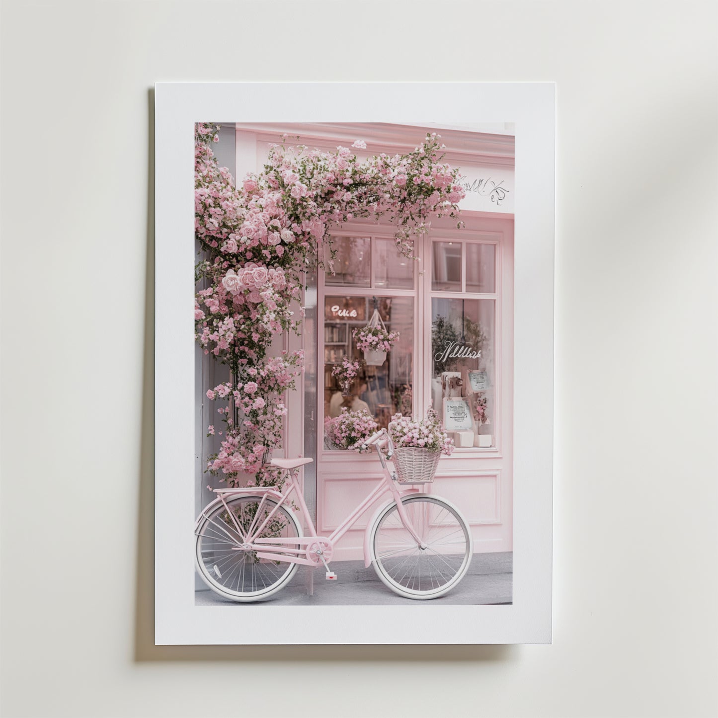 La Vie en Rose Poster by Bozetto föreställer en butikslokal i mjuka rosa toner, blommande blommor och en rosa vintage cykel, vilket skapar en romantisk pastell look med en elegant, lyxigt matt yta.