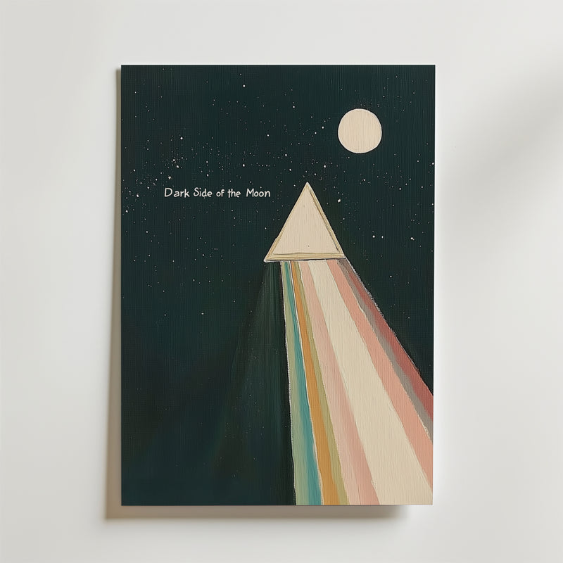 Bozetto Dark Side Of The Moon Poster är ett minimalistiskt print inspirerat av Pink Floyd som visar en triangel med regnbågsstrålar, en stjärnhimmel och en måne. Tryckt på premiumpapper med en lyxig matt finish. Text: "Dark Side of the Moon.