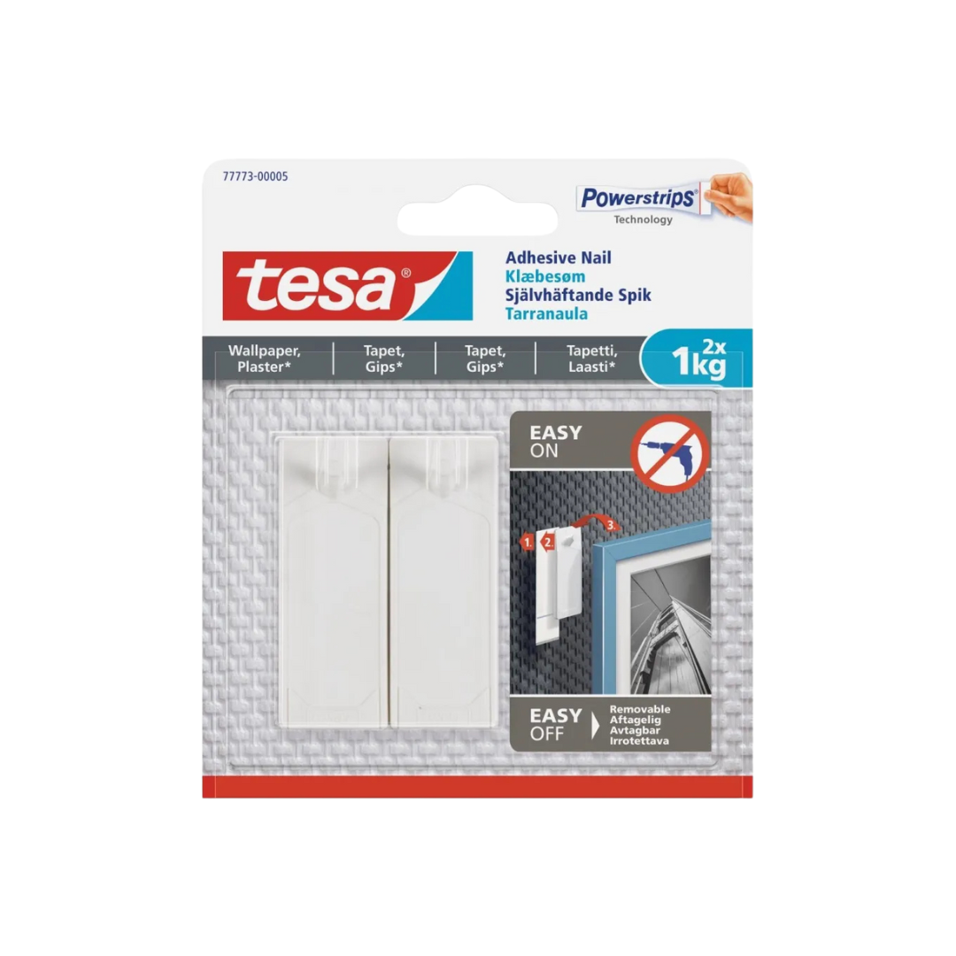 Framsida av en förpackning Tesa Dubbelhäftande Väggkrok 2st x 1kg; innehåller två vita självhäftande krokar som var och en rymmer upp till 1 kg, med instruktioner för applicering och borttagning som visas i bilderna.