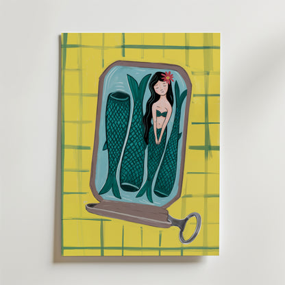 Surreal Sardine Poster av Bozetto föreställer en sardinburk på en gulrutig bakgrund, med två fiskar och en sjöjungfru med mörkt hår och en röd blomma, samt en burknyckel bredvid denna unika konstposterscen.