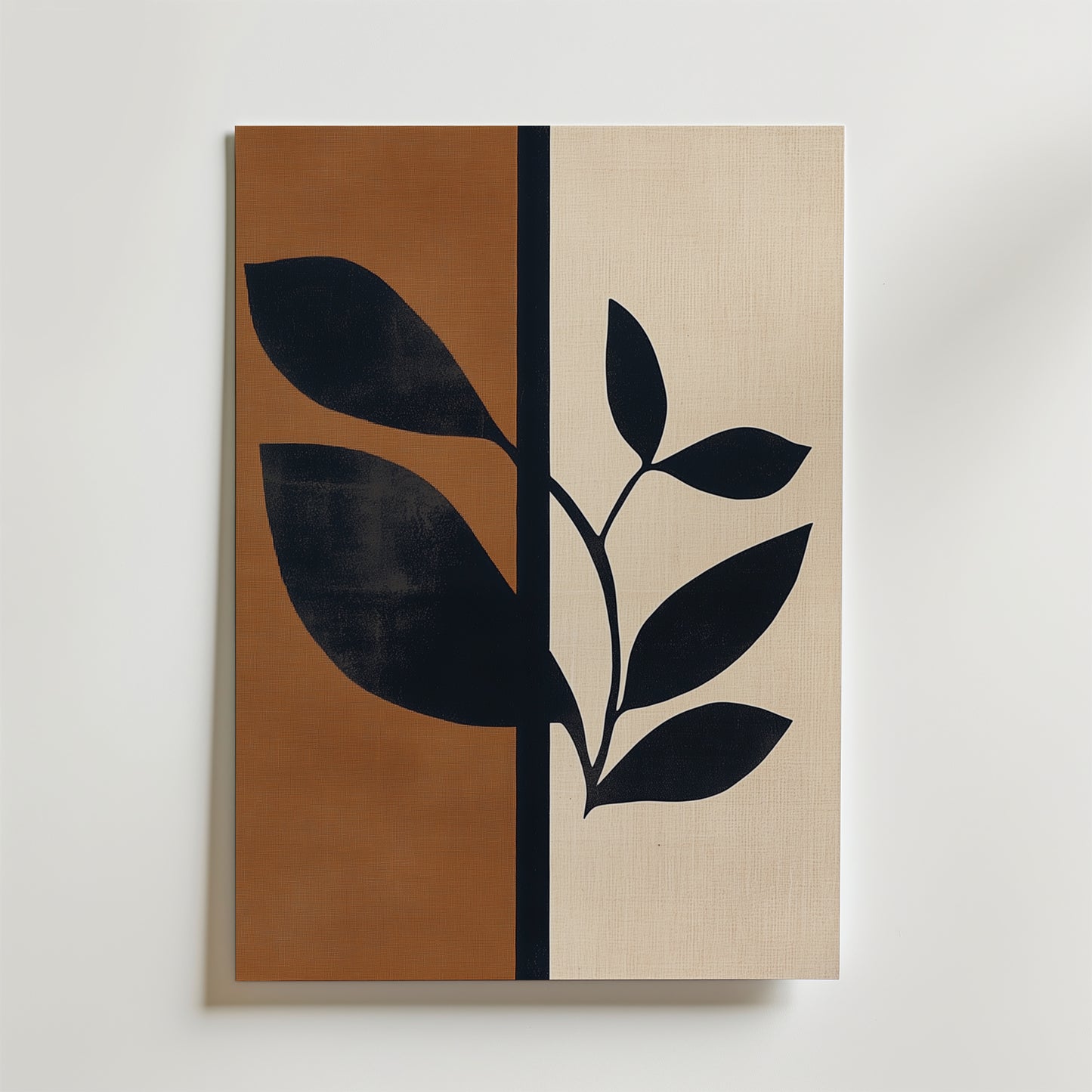 Bozettos Silent Growth Poster visar en svart silhuett av en bladväxt som delas av en vertikal linje, med brunt till vänster och grädde till höger, allt tryckt på premiumpapper för en sofistikerad minimalistisk look.