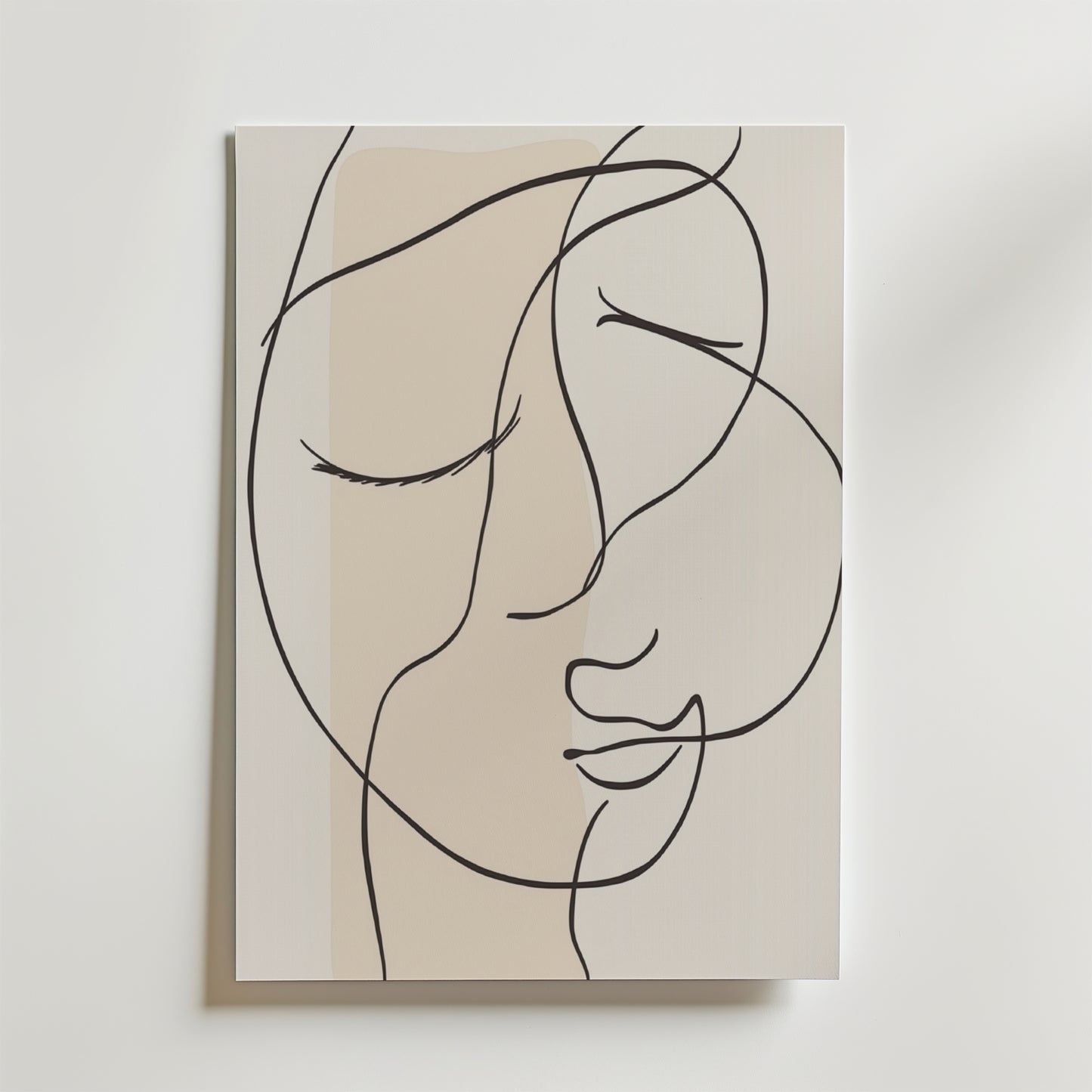 Bozetto Inner Serenity Poster har minimalistisk linjekonst av ett lugnt ansikte med slutna ögon på en ljusbeige bakgrund, tryckt på premiumpapper med överlappande svarta linjer för en lugn, abstrakt look.