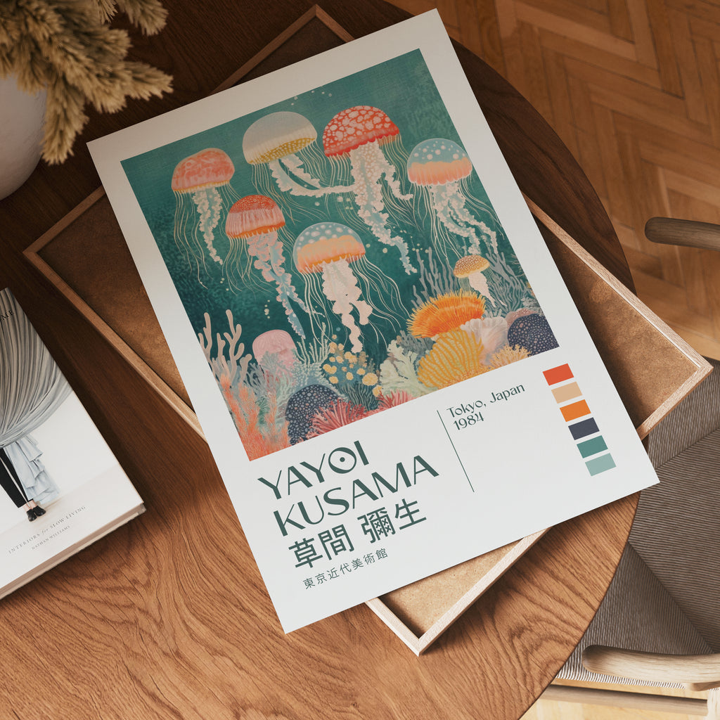 Yayoi Kusama Floating Jellyfish poster visualiserad på vägg – stilren mockup från Bozetto