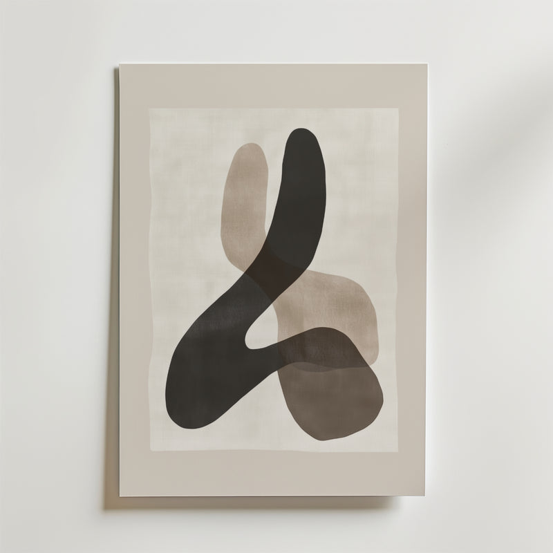 Bozetto's Soft Flow Poster har överlappande organiska former i beige, brunt och svart på en neutral bakgrund med matt finish, uppsatt på premiumpapper mot en vit vägg.