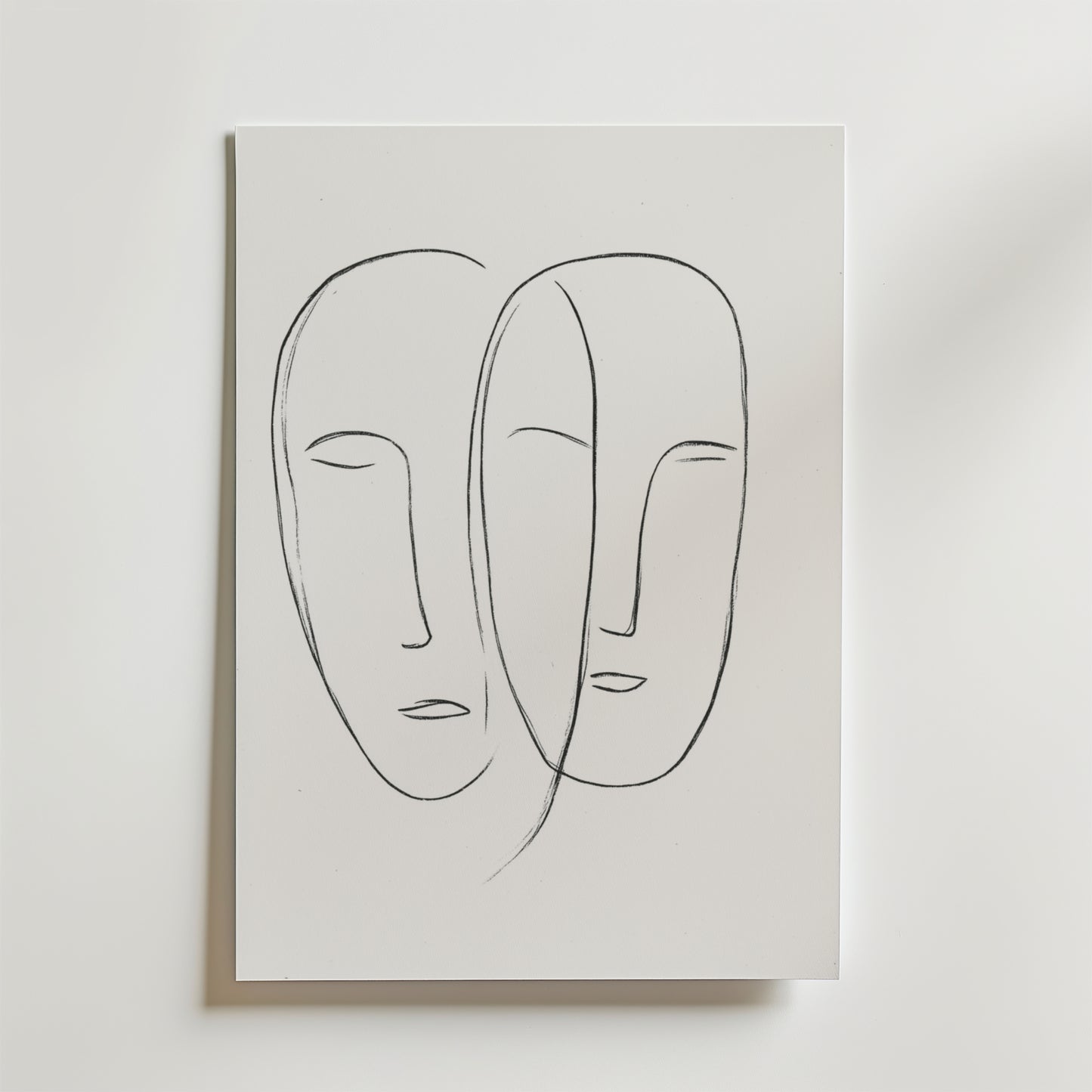 Bozetto Scandinavian Twin Faces Poster har en minimalistisk linjeteckning av två abstrakta, överlappande ansikten med slutna ögon på premiumpapper med en lyxig matt finish, mot en enfärgad bakgrund.