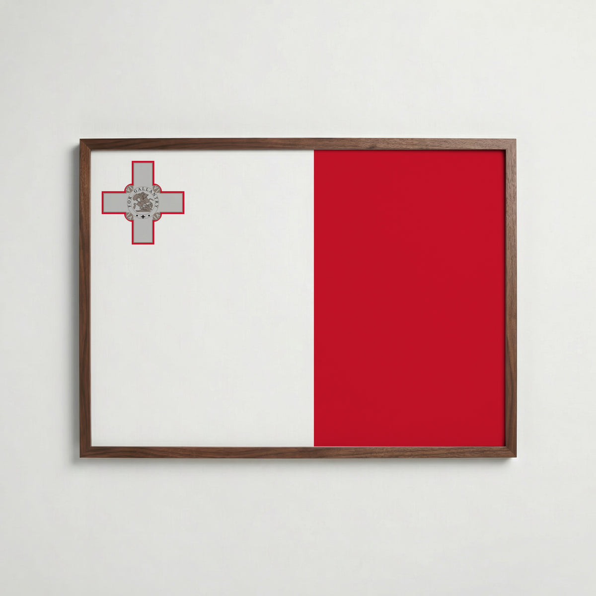 Malta National Flag Poster i valnötsram – varm konstaffisch för hemmet från Bozetto