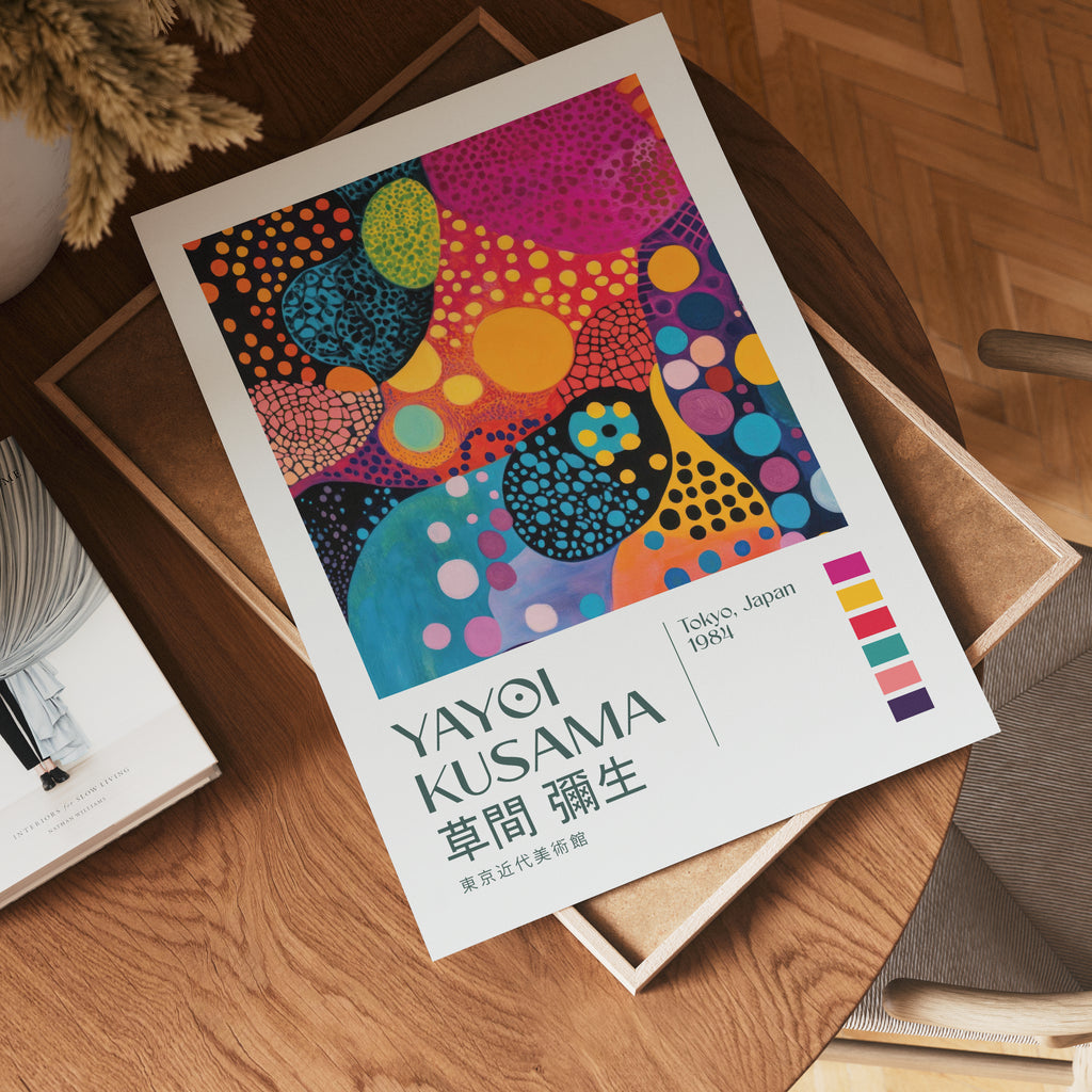 Väggmockup med Yayoi Kusama Cosmic Polka – köp enkelt hos Bozetto affisch i hög kvalitet