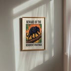 Resident Panther poster i stilren inredning, lekfull vintagekonst med svart panter