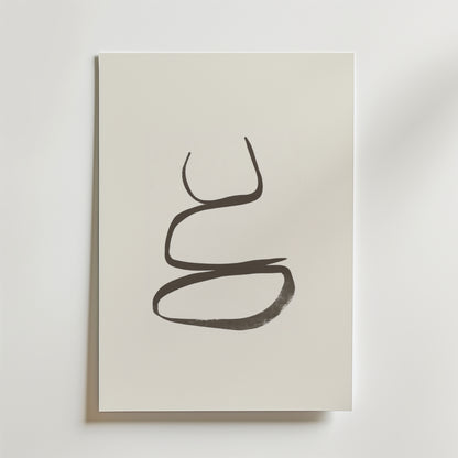 Postern Calm Balance Poster från Bozetto visar ett djärvt, abstrakt svart penseldrag som bildar två slingor på en vit canvas. Affischen är tryckt på premiumpapper och ger harmonisk inredning och elegans till alla utrymmen med sin minimalistiska design.