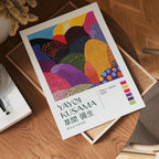 Väggmockup med Yayoi Kusama Vibrant – köp enkelt hos Bozetto affisch i hög kvalitet