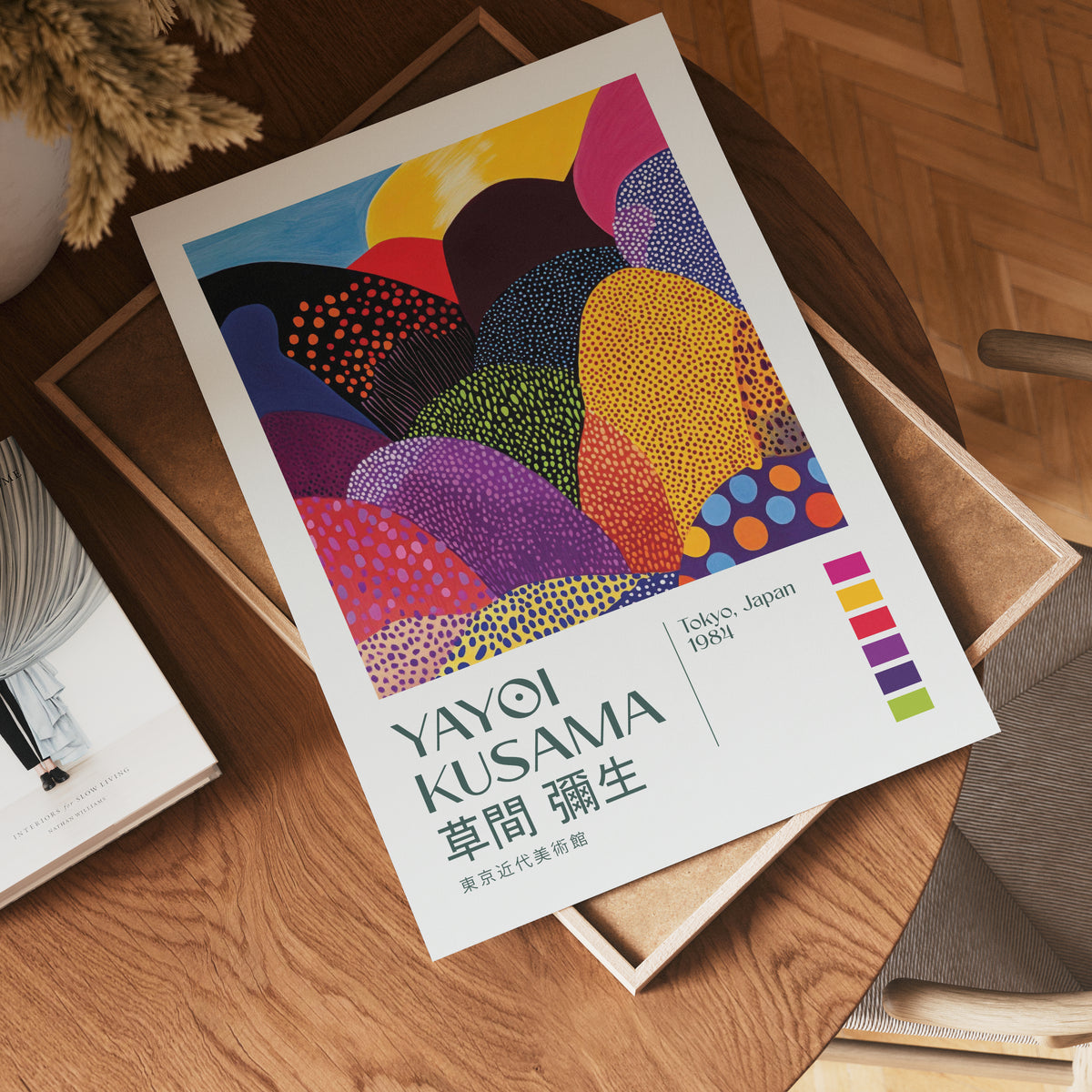 Väggmockup med Yayoi Kusama Vibrant – köp enkelt hos Bozetto affisch i hög kvalitet