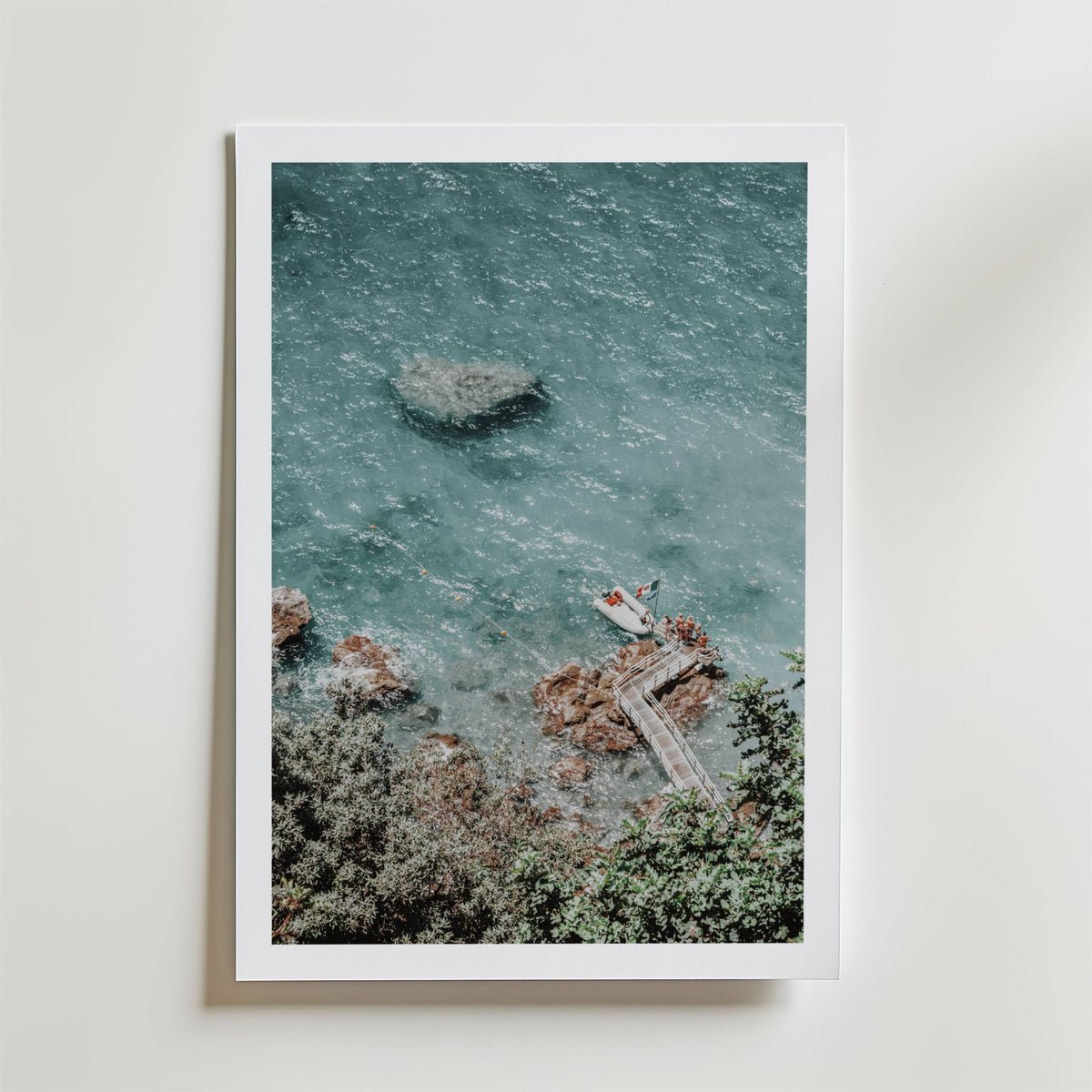 Coastal Dock Escape – stilfullt konsttryck från Bozetto, tryckt på matt finpapper
