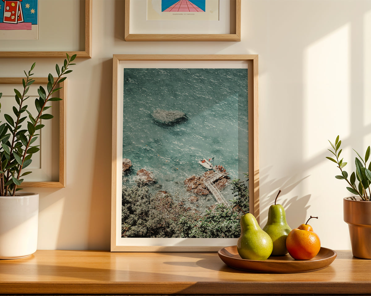 Väggmockup av Coastal Dock Escape affisch på ljus vägg – Bozetto konsttryck – nr 3