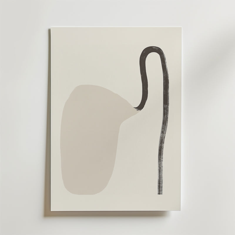 Postern Soft Flow från Bozetto visar minimalistisk abstrakt konst på matt premiumpapper, med en stor oregelbunden beige form till vänster som är kopplad till en djärv svart linje mot en vit bakgrund.