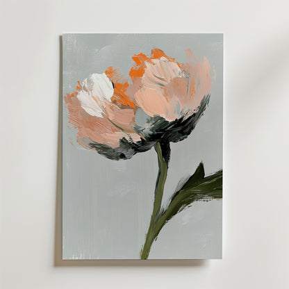 Bozetto Abstract Floral Peach and White Blossoms Poster föreställer en persika och en vit blomma med gröna blad på en ljusgrå bakgrund, återgiven i en minimalistisk stil med uttrycksfulla penseldrag och tryckt på premiumpapper.