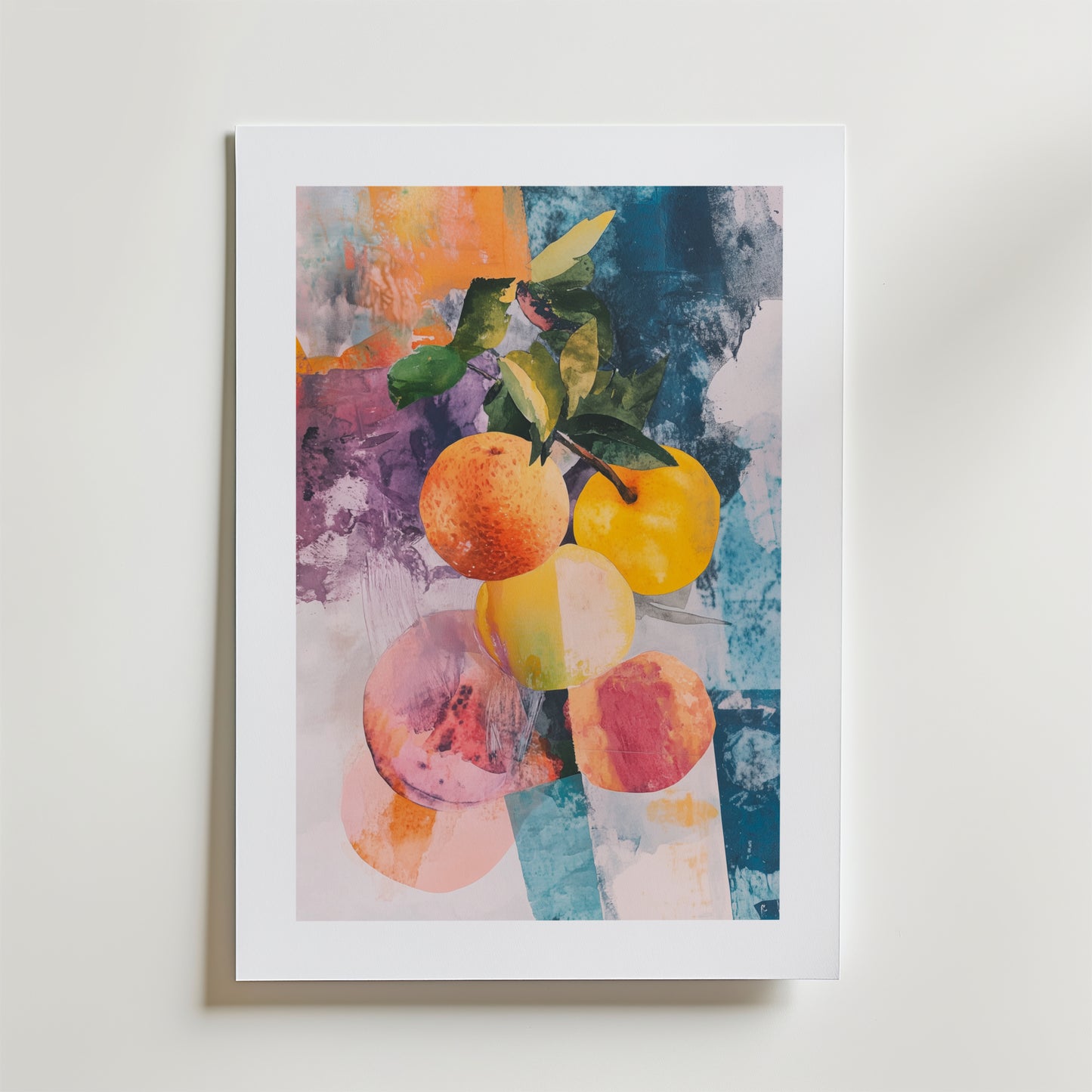 Abstrakt Harvest Poster från Bozetto visar apelsiner och persikor med blad på en texturerad blå, orange, lila och rosa bakgrund. Affischen är tryckt på premiumpapper med en lyxigt matt yta och visas på en vit yta.