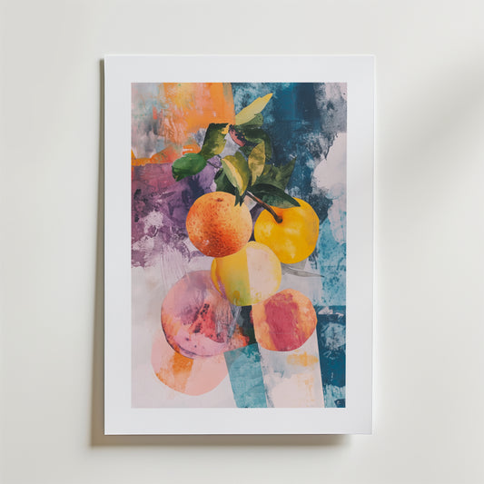 Abstrakt Harvest Poster från Bozetto visar apelsiner och persikor med blad på en texturerad blå, orange, lila och rosa bakgrund. Affischen är tryckt på premiumpapper med en lyxigt matt yta och visas på en vit yta.
