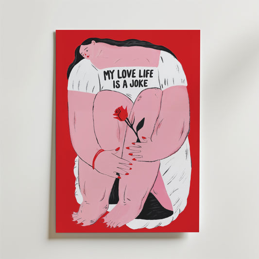 My Love Life Is a Joke Poster från Bozetto föreställer en sittande kvinna med mörkt hår i en vit klänning med texten "My love life is a joke" och en röd ros mot en klarröd bakgrund - perfekt för att skapa humor i alla rum.