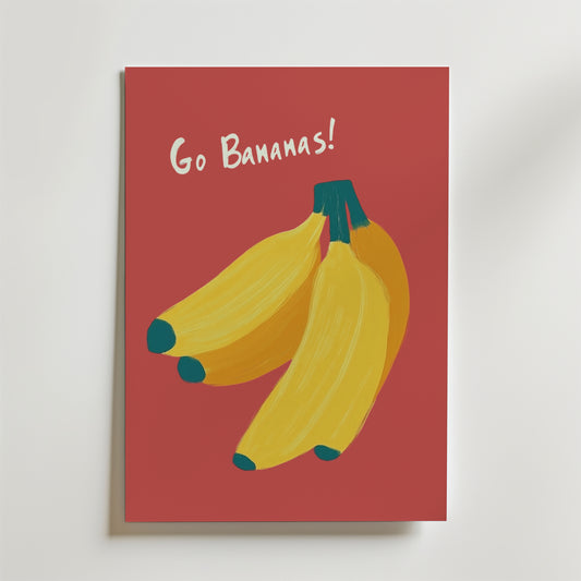 Go Bananas Poster från Bozetto har tre bananer med gröna toppar på en röd bakgrund, lekfull "Go Bananas!"-text i vitt och är tryckt på högkvalitativt premiumpapper för unik väggkonst.