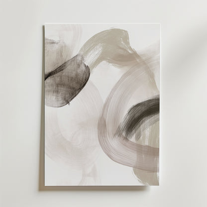 Neutral Strokes Poster från Bozetto har abstrakta, svepande penseldrag i mjuka neutrala toner på premiumpapper, som visas på en matt yta för ett flödande, organiskt utseende.