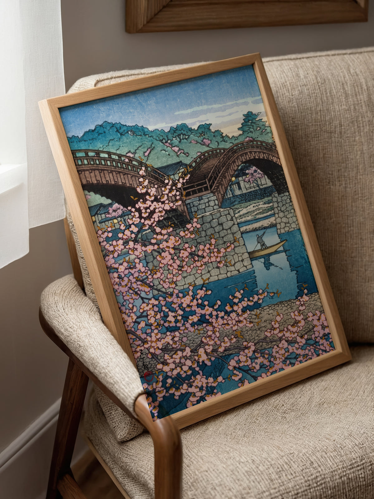 Spring Evening at Kintai affisch i ljust minimalistiskt vardagsrum – köp enkelt hos Bozetto