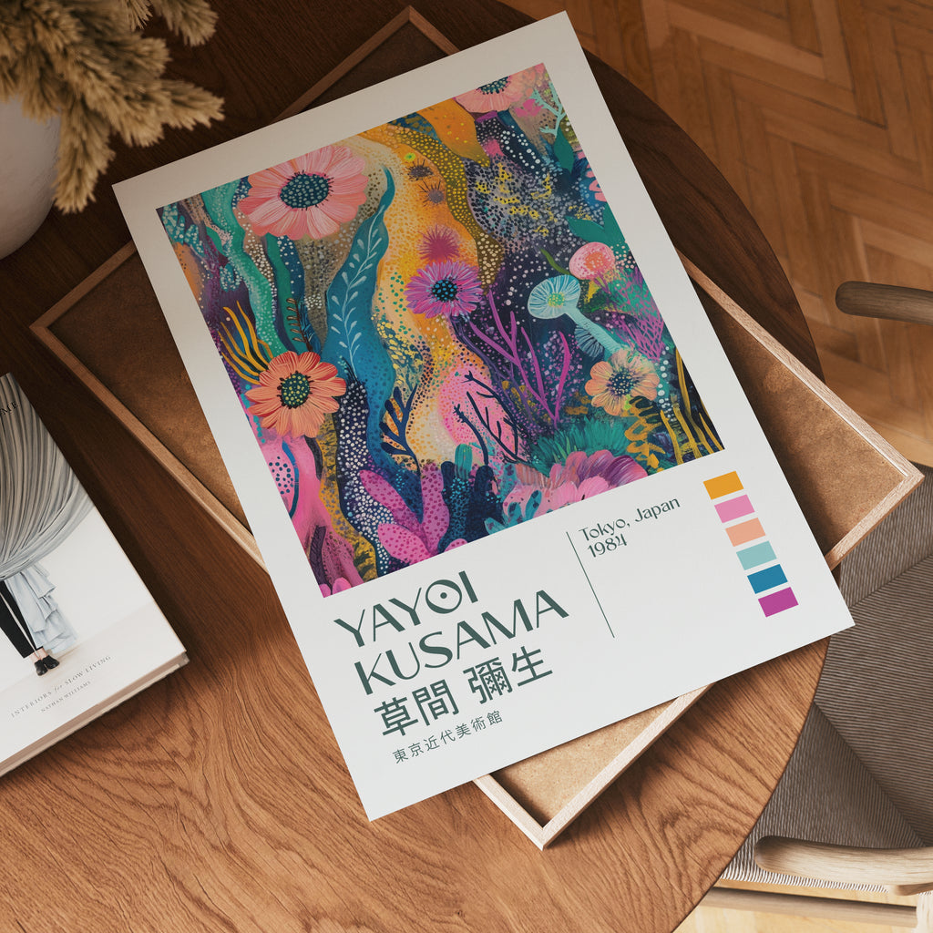Yayoi Kusama Floral Current i väggmockup – konsttryck från Bozetto i hög kvalitet