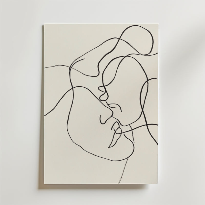 Bozetto One Line Kiss Poster visar två ansikten som rör vid varandra, avbildade i minimalistiska svarta linjer på vitt. Det här eleganta, miljövänliga konstverket är tryckt på FSC-certifierat premiumpapper och ger en modern touch till alla utrymmen.