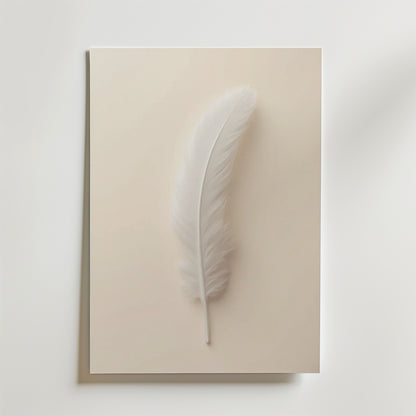 En vit fjäder vilar centrerad på en ljusbeige yta och kastar en mild skugga för en lugn, minimalistisk look - perfekt som Bozetto Heaven's Trace Poster, tryckt på FSC-certifierat premiumpapper.
