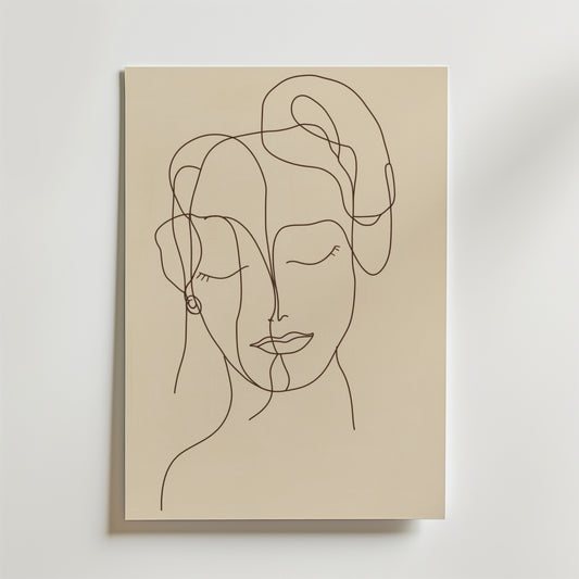 Kindred Faces Poster by Bozetto har minimalistisk linjekonst av en kvinnas ansikte med slutna ögon på premiumpapper, där den djärva linjen kontrasterar vackert mot en beige canvas och kompletterar alla ljusa väggar.