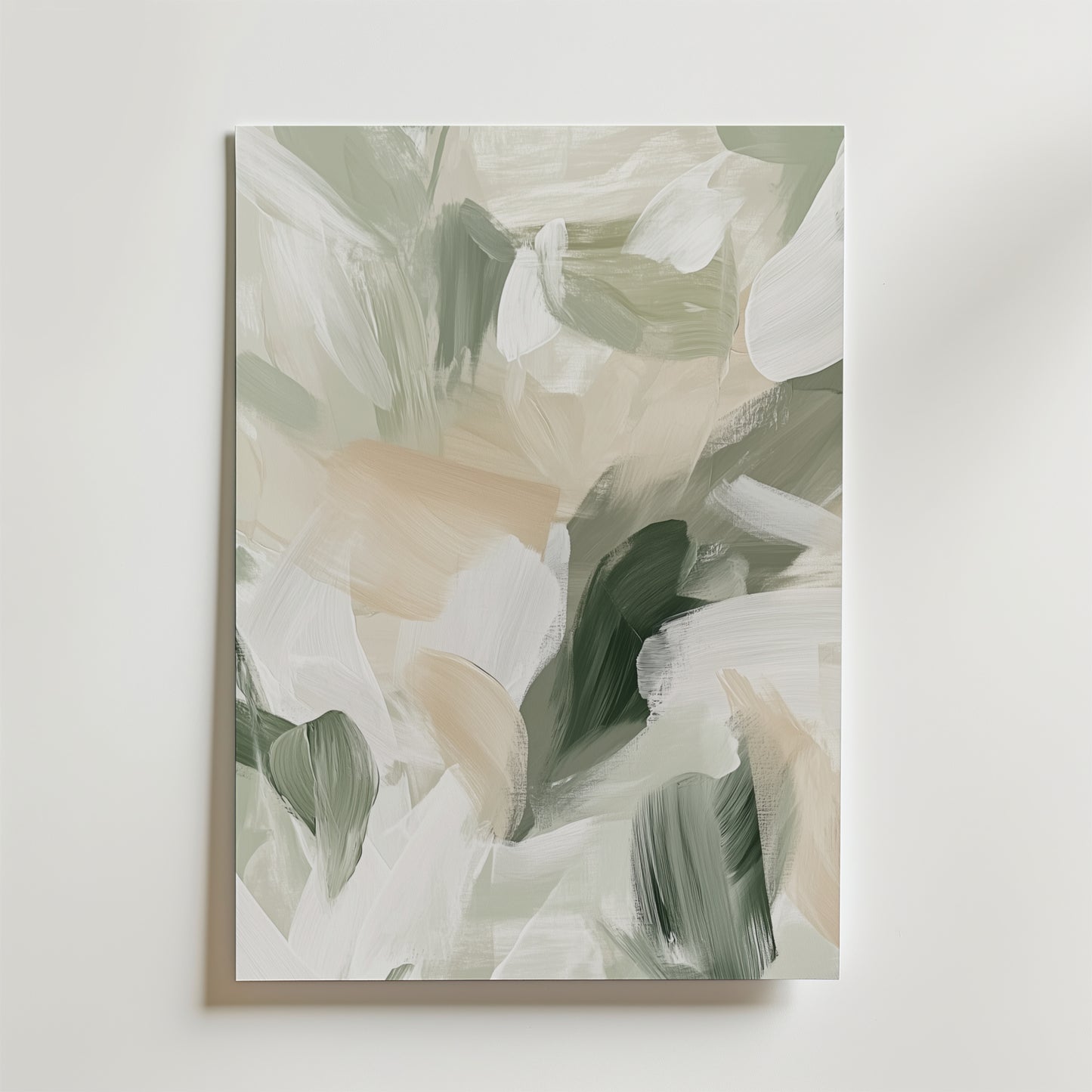 Abstrakt Kindness Poster från Bozetto har breda, överlappande penseldrag i mjukt grönt, beige och vitt på en lugn vit bakgrund. Postern är tryckt på premiumpapper med en lyxig matt finish och är på bilden monterad på en vit vägg.