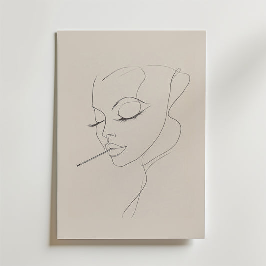 Bozetto Vintage Femme Smoking Poster har en minimalistisk linjeteckning av ett kvinnoansikte i profil med slutna ögon, långa fransar och en cigarett, tryckt på premiumpapper med en lyxig matt finish.