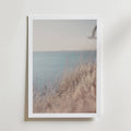 Soft Coastline Breeze – stilfullt konsttryck från Bozetto, tryckt på matt finpapper