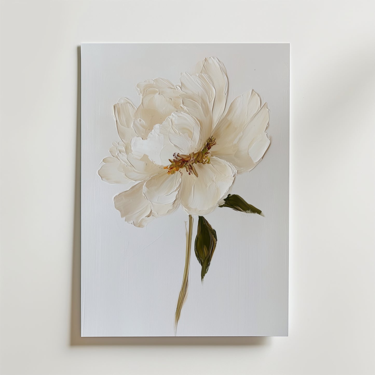 Elegant white floral oil painting Poster" från Bozetto föreställer en ensam pion med gröna blad på en ljus bakgrund, tryckt vertikalt på FSC-certifierat premiumpapper och uppsatt på en vit vägg.