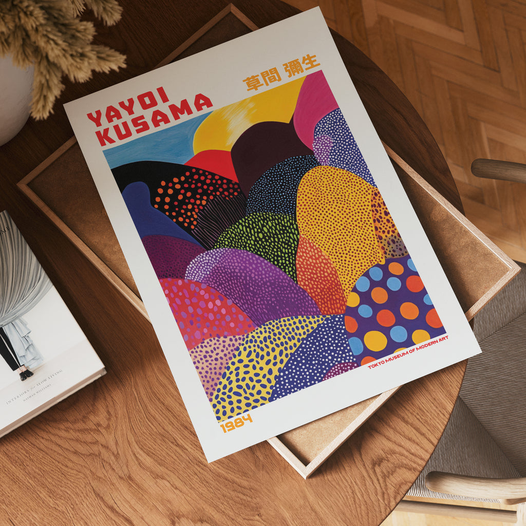 Yayoi Kusama Layered Polka i väggmockup – konsttryck från Bozetto i hög kvalitet