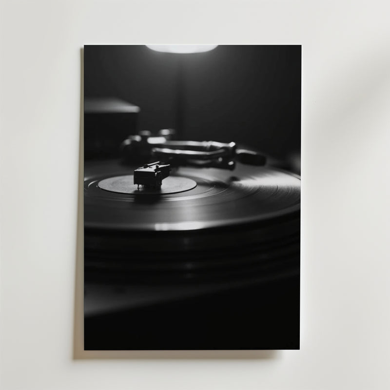 Ett svartvitt foto av en vinylskiva som snurrar på en skivspelare finns på Bozetto Vinyl Player No.2 Poster, tryckt på FSC-certifierat premiumpapper med lyxigt matt yta för en stämningsfull, elegant touch.