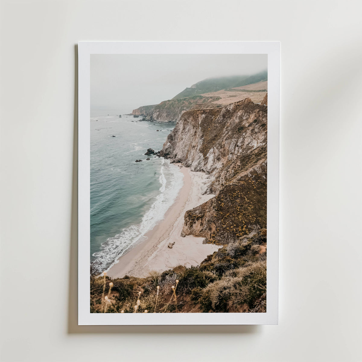 Coastal Cliff Serenity – stilfullt konsttryck från Bozetto, tryckt på matt finpapper