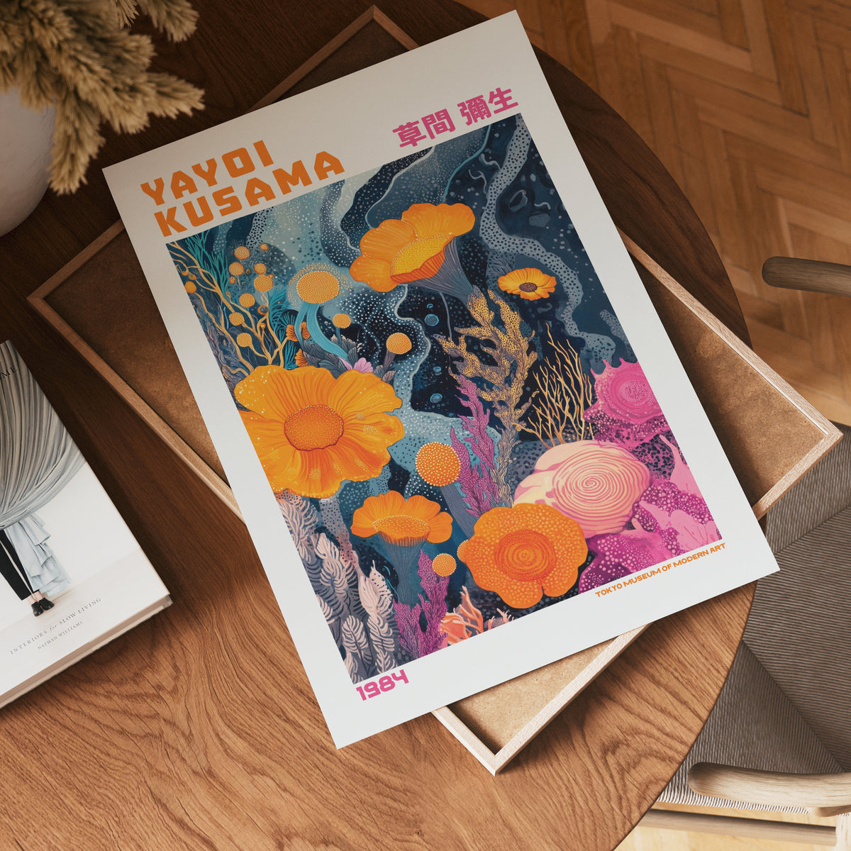Väggmockup med Yayoi Kusama Golden Night – köp enkelt hos Bozetto affisch i hög kvalitet