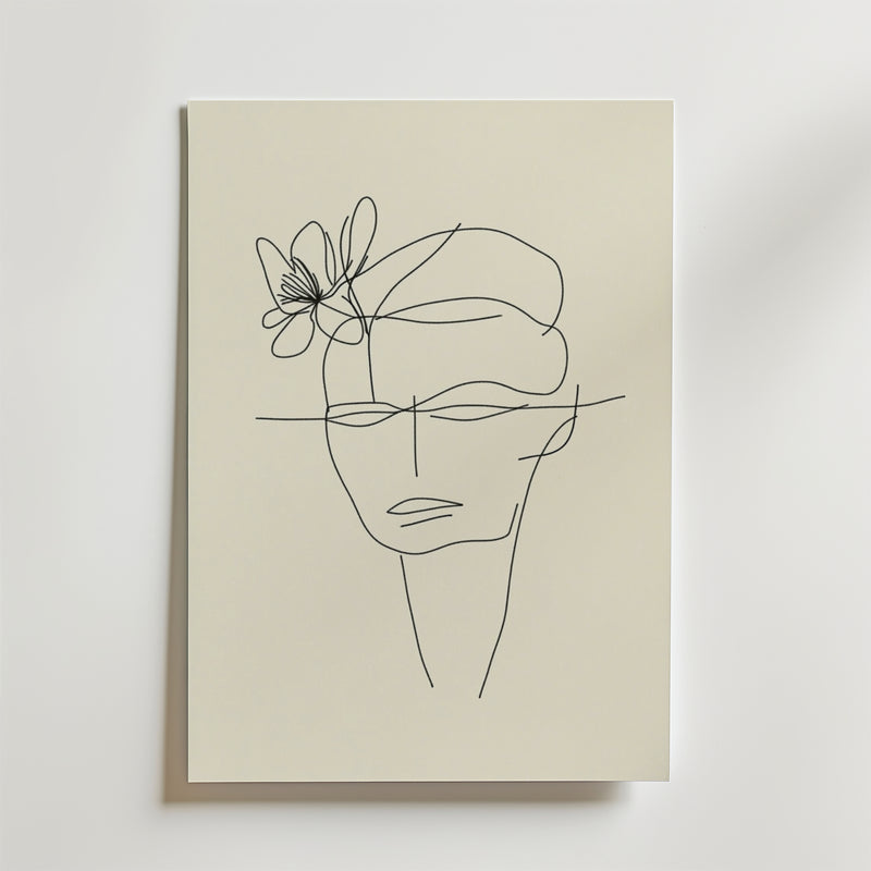 Bozetto Floral Mind Line Art Poster föreställer ett ansikte med en blomma på huvudet, tecknat med en enda svart linje på beige premiumpapper. Detta FSC-certifierade konstverk visas monterat på en vit vägg.